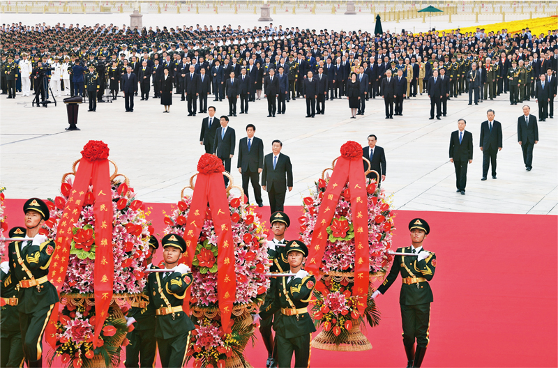 2021年9月30日上午，黨和國家領(lǐng)導(dǎo)人習(xí)近平、李克強(qiáng)、栗戰(zhàn)書、汪洋、王滬寧、趙樂際、韓正、王岐山等來到北京天安門廣場，出席烈士紀(jì)念日向人民英雄敬獻(xiàn)花籃儀式。 新華社記者 張領(lǐng)/攝