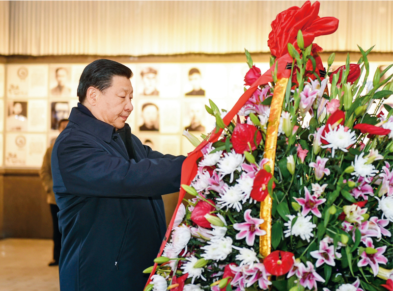 2016年2月1日至3日，中共中央總書記、國家主席、中央軍委主席習(xí)近平來到江西，看望慰問廣大干部群眾和駐贛部隊(duì)。這是2月2日，習(xí)近平在井岡山革命烈士陵園向革命烈士敬獻(xiàn)花籃。 新華社記者 謝環(huán)馳/攝