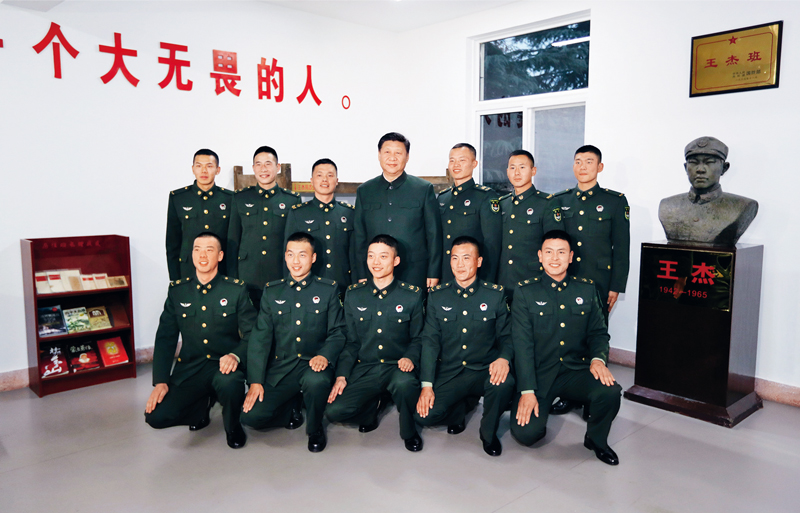 2017年12月13日，中共中央總書記、國家主席、中央軍委主席習(xí)近平到第71集團(tuán)軍視察。這是習(xí)近平同“王杰班”戰(zhàn)士合影。 新華社記者 李剛/攝