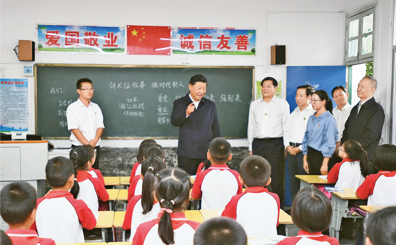 2020年9月16日至18日，中共中央總書記、國家主席、中央軍委主席習(xí)近平在湖南考察。這是16日下午，習(xí)近平在郴州市汝城縣文明瑤族鄉(xiāng)第一片小學(xué)，同正在上思政課的同學(xué)們親切交流。 新華社記者 謝環(huán)馳/攝