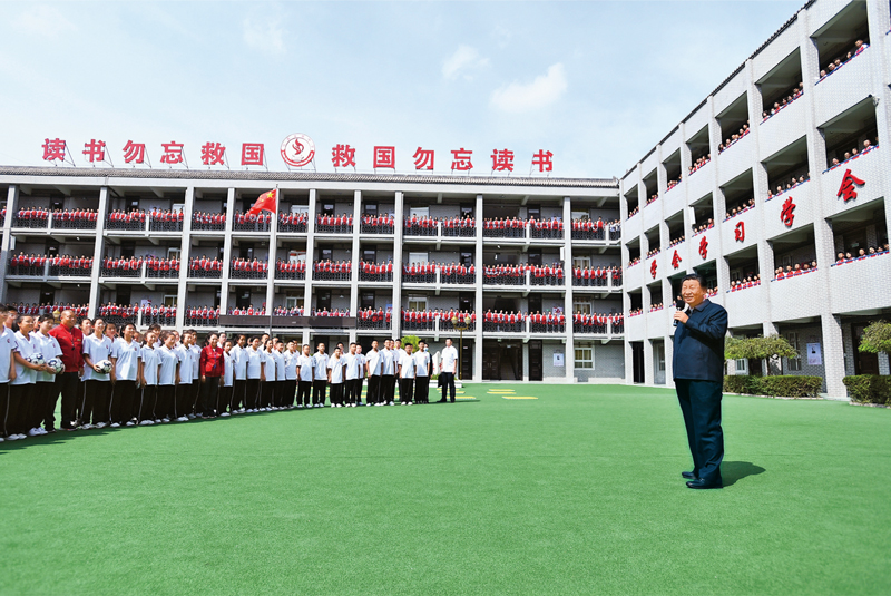 2021年9月13日至14日，中共中央總書記、國家主席、中央軍委主席習(xí)近平在陜西省榆林市考察。這是14日上午，習(xí)近平在綏德實(shí)驗(yàn)中學(xué)考察時(shí)，同師生親切交流。 新華社記者 謝環(huán)馳/攝